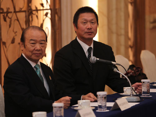 横浜のチーム＆フロント合同スタッフミーティングに出席する加地球団社長（左）と尾花監督