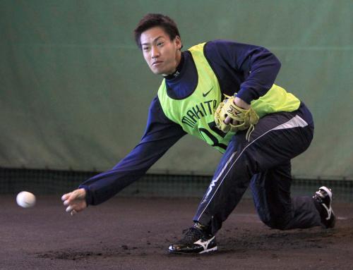 ＜西武新人合同自主トレ＞牧田は、ブルペンで投球練習を行う