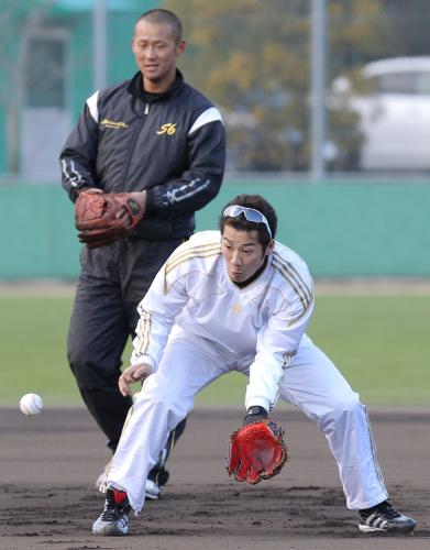 日本ハム・中田（左）とノックを受ける西岡