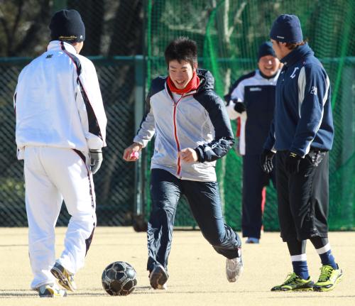 ブルペン投球前のサッカーゲームで笑顔を見せる菊池（中央）。左は佐藤、右後方は中村、右端は山崎