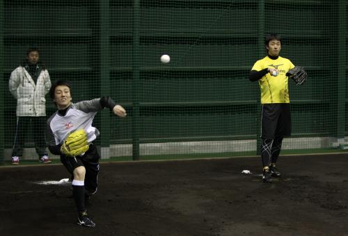 斎藤（右）とともにブルペンで投球練習する乾