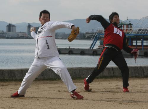 広島の新人の福井の隣でキャッチボールをする豊田（左）
