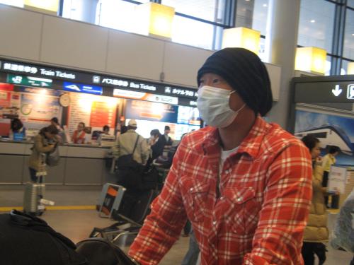 風邪防止マスクを着用してハワイ自主トレから帰国した横浜の森本