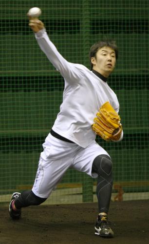 ブルペンで投球する日本ハム・斎藤