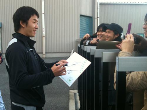 プロ入り後初めてファンにサインをする日本ハムの斎藤
