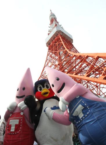 ヤクルトのマスコット・つば九郎が東京タワーのマスコット・ノッポンと仲良く記念撮影