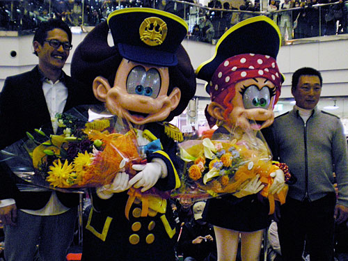 ネッピー、リプシーの引退式で花束を贈る坂口（左）と大島２軍コーチ