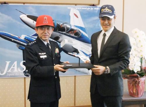 岩崎茂航空幕僚長（左）を表敬訪問したエンゼルスの高橋尚成投手