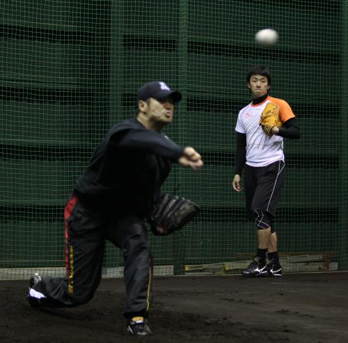 ブルペンで先に投げていた木田（左）のピッチングを見つめる斎藤