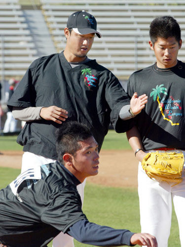関西独立リーグで、監督就任が有力になっているマック鈴木（左上）