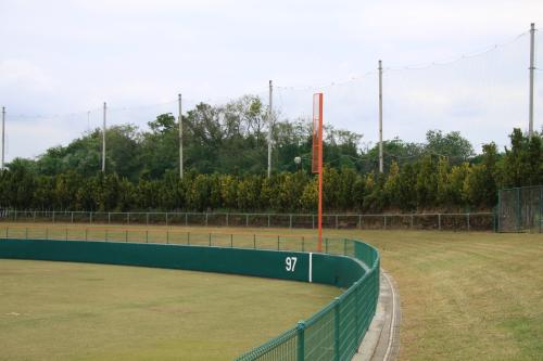 日本ハムのキャンプ地・名護は斎藤シフト着々!!ファン殺到に備え新調された名護市営球場のフェンス。右翼後方の防球ネットも約３メートル高くなった
