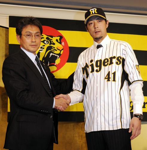 阪神の入団記者会見で真弓監督（左）と握手する小林宏投手