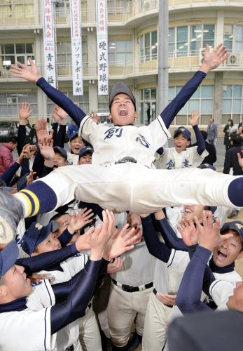 選抜高校野球の出場が決まり、胴上げして喜ぶ創志学園の選手たち