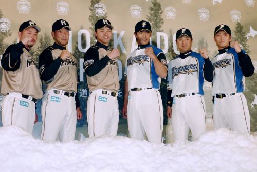 北海道から持ち込んだ雪の後ろで、ポーズをとる日本ハムの（左から）小谷野、高橋、金子誠、稲葉、田中賢、宮西の各選手