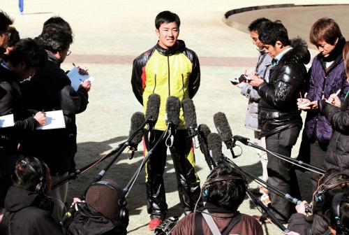 キャンプインを前に、記者の質問に答える日本ハム・斎藤