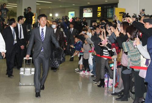 多くのファンの注目を浴び、日本ハム・斎藤が沖縄空港に到着する