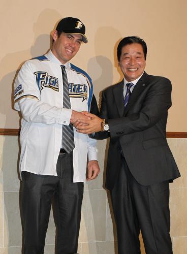 日本ハム新外国人ホフパワー（左）と握手する梨田監督