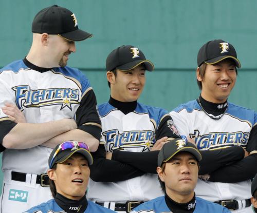 記念写真の撮影で笑顔を見せる日本ハム・斎藤（後列中央）