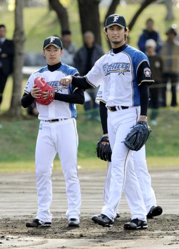 キャンプインした日本ハムの斎藤佑樹投手（左）と、ダルビッシュ有投手