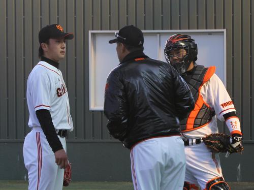 ブルペンでの投球練習終了後、村田コーチ（中央）、キャッチャーを務めた阿部（右）と話をする沢村