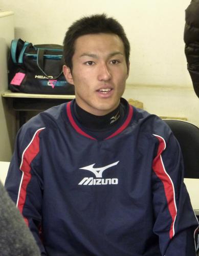 ４月に入学する中大の練習に初めて参加し、取材に応じる島袋洋奨投手