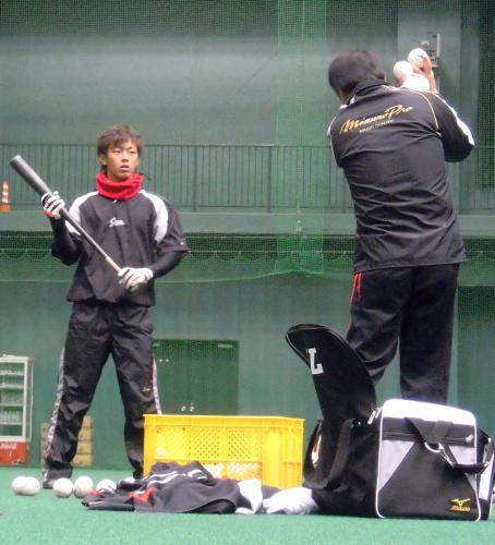 休日返上で、藤井コーチと練習する今宮（左）