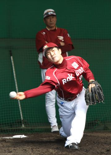 佐藤投手コーチが見守る中、投球練習するキム