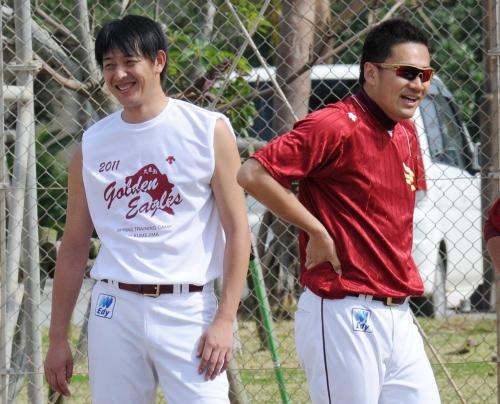 練習中に笑顔を見せる楽天の岩隈（左）と田中