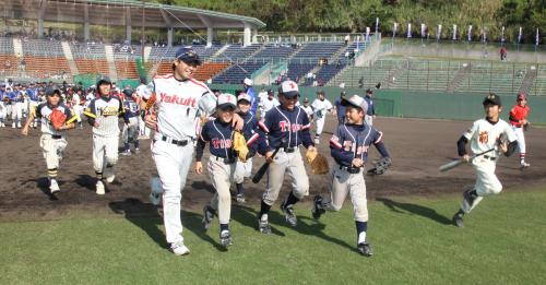 ＜ヤクルト・浦添キャンプ　＞練習後の野球教室で、青木が中堅の位置まで子供たちとダッシュする　