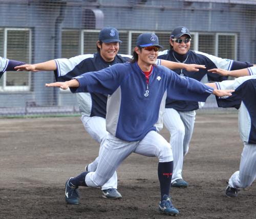 米村コーチの笛に従い、左右の足を入れ替える（左から）筒香、石川、松本