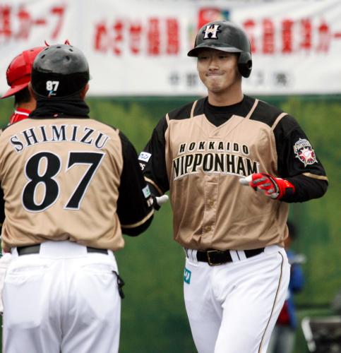 広島との練習試合で、４回に本塁打を放ち迎えられる日本ハム・中田