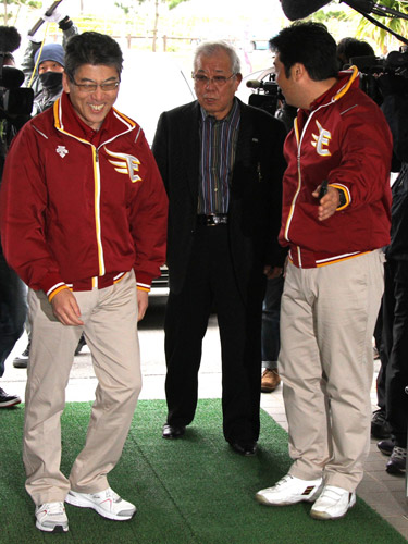 ２年ぶりに久米島を訪れた野村名誉監督は井上オーナー代行（左）と米田球団代表（右）の出迎えを受ける