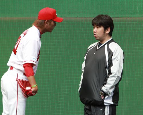 斎藤（左）と話す野茂臨時コーチ