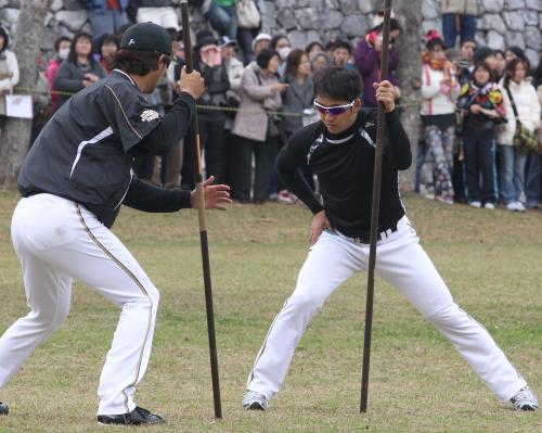 鉄棒を使い、ダルビッシュ（左）から下半身の使い方を指導される斎藤