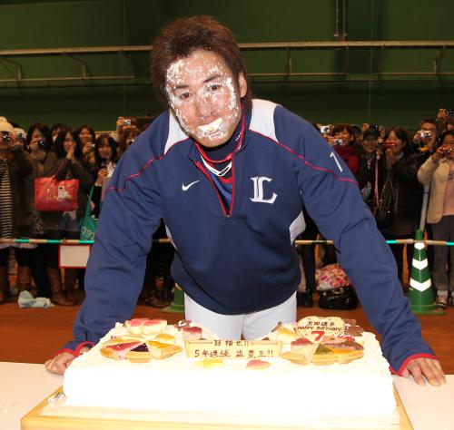 ２８歳バースデーの片岡は、ケーキに顔を押しつけられた後にクリームだらけの顔を上げる