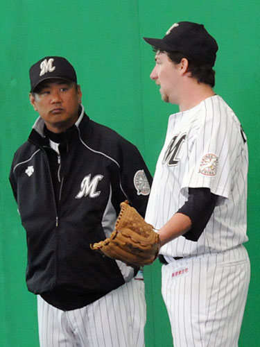 ブルペン投球後、成本投手コーチ（右）と話し合うマクローリー