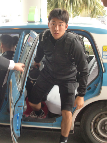 病院からタクシーで宿舎に到着した斎藤