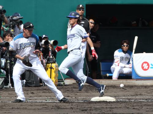 ＜日・横＞３回無死、横浜の石川が遊内野安打を放ち一塁を駆け抜ける