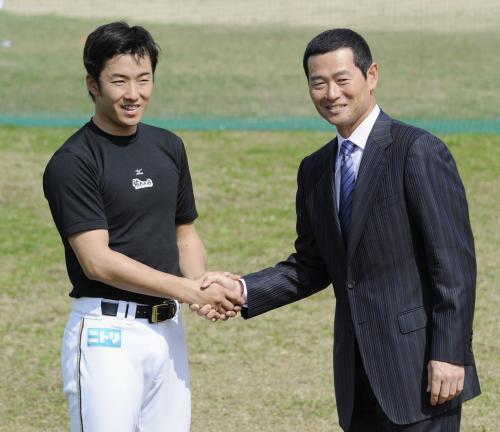 球場を訪れた桑田真澄氏（右）と握手する日本ハム・斎藤