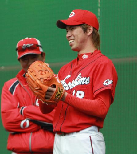 大野投手チーフコーチ（左）と笑顔で話す前田健