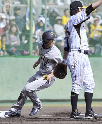 ４回、後藤の犠飛で三塁に駆け込むオリックス・駿太（左）。三塁手新井貴