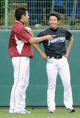 試合前に談笑する日本ハム・斎藤（右）と楽天・田中