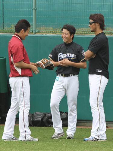 試合前に楽天・田中（左）、ダルビッシュ（右）と談笑する斎藤