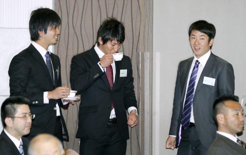 プロ野球の新人研修会で談笑する（左から）西武・大石、広島・福井、日本ハム・斎藤
