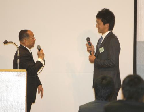 元ニッポン放送アナウンサーの深沢弘氏（左）の模擬インタビューを受ける巨人の沢村