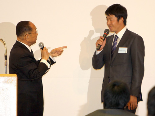 元ニッポン放送アナウンサーの深沢弘氏（左）の模擬インタビューを受ける日ハムの斎藤
