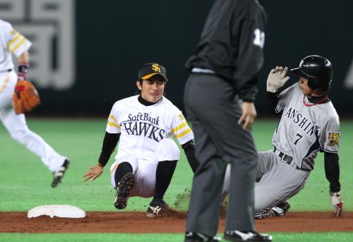 ＜ソ・神＞３回無死一塁、打者・平野のときスタートを切った俊介（右）は敵失を誘って三塁を陥れる。遊撃手・川崎
