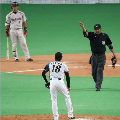 ＜日・ヤ＞６回１死一塁・打者青木のとき、けん制でボークを宣告される日本ハムの斎藤