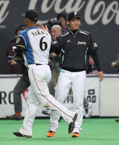 ＜日・ヤ＞試合後、日本ハム・中田（左）とハイタッチする斎藤