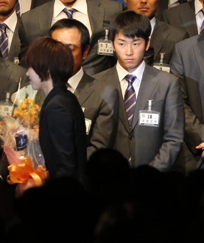 花束のプレゼンターとして参加した陸上の福島千里（左）を見つめる斎藤